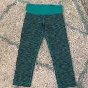 Lululemon cropped leggings flattering teal color